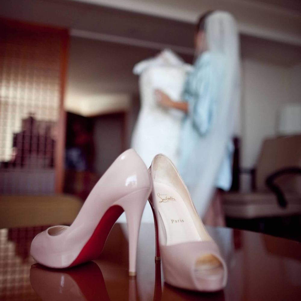 CHRISTIAN LOUBOUTIN Very Prive. Nude. 38.